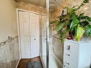 Shower room- click for photo gallery